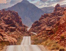 Lais Puzzle - Ein Highway, der durch rote Felsschluchten in Nevada führt - 40, 100, 200, 500, 1.000 & 2.000 Teile