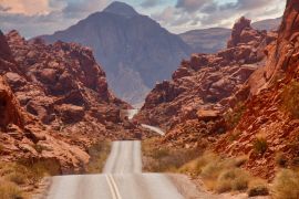 Lais Puzzle - Ein Highway, der durch rote Felsschluchten in Nevada führt - 2.000 Teile