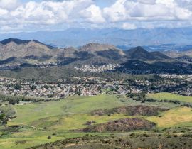Lais Puzzle - Blick von der Bergspitze auf Naturparkwiesen und Vorstadthäuser im malerischen Newbury Park bei Los Angeles, Kalifornien - 40, 100, 200, 500, 1.000 & 2.000 Teile