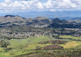 Lais Puzzle - Blick von der Bergspitze auf Naturparkwiesen und Vorstadthäuser im malerischen Newbury Park bei Los Angeles, Kalifornien - 1.000 Teile