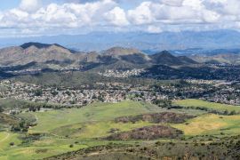 Lais Puzzle - Blick von der Bergspitze auf Naturparkwiesen und Vorstadthäuser im malerischen Newbury Park bei Los Angeles, Kalifornien - 2.000 Teile