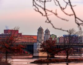 Lais Puzzle - Blick auf die Longfellow Bridge, Boston am Morgen. Die Brücke überspannt den Charles River und verbindet das Bostoner Viertel Beacon Hill mit dem Kendall Square in Cambridge, Massachusetts - 40, 100, 200, 500, 1.000 & 2.000 Teile