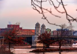 Lais Puzzle - Blick auf die Longfellow Bridge, Boston am Morgen. Die Brücke überspannt den Charles River und verbindet das Bostoner Viertel Beacon Hill mit dem Kendall Square in Cambridge, Massachusetts - 1.000 Teile