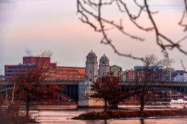 Lais Puzzle - Blick auf die Longfellow Bridge, Boston am Morgen. Die Brücke überspannt den Charles River und verbindet das Bostoner Viertel Beacon Hill mit dem Kendall Square in Cambridge, Massachusetts - 2.000 Teile