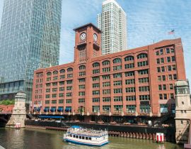Lais Puzzle - Blick auf das Reid Murdoch Building mit Uhr von unten am Chicago River, Illinois, USA - 40, 100, 200, 500, 1.000 & 2.000 Teile