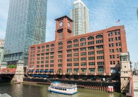 Lais Puzzle - Blick auf das Reid Murdoch Building mit Uhr von unten am Chicago River, Illinois, USA - 1.000 Teile