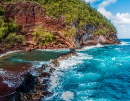 Lais Puzzle - Roter Sand und blaue Wellen am Kaihalulu Beach, Hana, Maui, Hawaii - 40, 100, 200, 500, 1.000 & 2.000 Teile