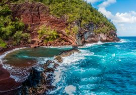 Lais Puzzle - Roter Sand und blaue Wellen am Kaihalulu Beach, Hana, Maui, Hawaii - 1.000 Teile
