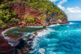 Lais Puzzle - Roter Sand und blaue Wellen am Kaihalulu Beach, Hana, Maui, Hawaii - 2.000 Teile