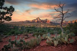 Lais Puzzle - Sendona Stadt mit rotem Felsenhintergrund - 2.000 Teile