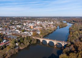 Lais Puzzle - Stadtbild von Fredericksburg im Herbst in Texas, USA - 1.000 Teile