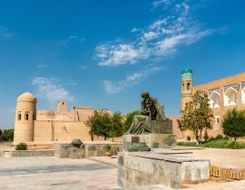 Lais Puzzle - Statue von Al-Khwarizmi vor der Itchan Kala in Chiwa, Usbekistan - 40, 100, 200, 500, 1.000 & 2.000 Teile
