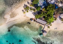 Lais Puzzle - Blick von oben auf die idyllische Insel Erakor in der Bucht von Port Vila, der Hauptstadt von Vanuatu im Pazifischen Ozean - 1.000 Teile