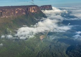 Lais Puzzle - Blick vom Roraima Tepui auf den Kukenan Tepui im Nebel - Venezuela - 1.000 Teile