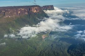 Lais Puzzle - Blick vom Roraima Tepui auf den Kukenan Tepui im Nebel - Venezuela - 2.000 Teile
