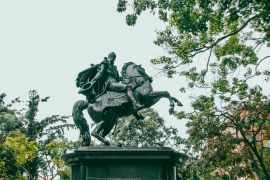 Lais Puzzle - Statue von Simón Bolívar auf der Plaza Bolívar, Caracas, Venezuela - 2.000 Teile