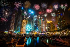 Lais Puzzle - Feuerwerk am nächtlichen Jachthafen von Dubai, Vereinigte Arabische Emirate - 2.000 Teile