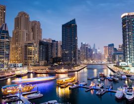 Lais Puzzle - Dubai Yachthafen mit Booten und Gebäuden mit Toren bei Nacht mit Lichtern, Vereinigte Arabische Emirate - 40, 100, 200, 500, 1.000 & 2.000 Teile