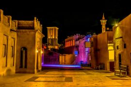 Lais Puzzle - Neonlichter beleuchten den Stadtteil Al Fahidi bei Nacht in Dubai, Vereinigte Arabische Emirate - 2.000 Teile