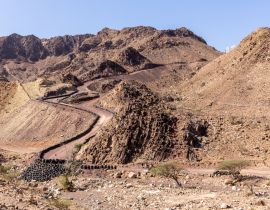 Lais Puzzle - Hatta Wadi Hub Bergkarrenabfahrt mit Autoreifen Zaun, Hajar-Gebirge, Vereinigte Arabische Emirate - 40, 100, 200, 500, 1.000 & 2.000 Teile