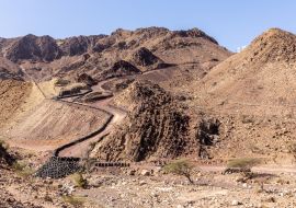 Lais Puzzle - Hatta Wadi Hub Bergkarrenabfahrt mit Autoreifen Zaun, Hajar-Gebirge, Vereinigte Arabische Emirate - 1.000 Teile