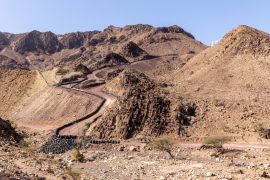 Lais Puzzle - Hatta Wadi Hub Bergkarrenabfahrt mit Autoreifen Zaun, Hajar-Gebirge, Vereinigte Arabische Emirate - 2.000 Teile