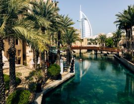 Lais Puzzle - Burj Al Arab Blick von Madinat Jumeirah. Traditionelle Architektur im arabischen Stil. Vereinigte Arabische Emirate - 40, 100, 200, 500, 1.000 & 2.000 Teile