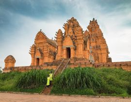 Lais Puzzle - Champa-Tempel - Hidu-Turm in Asien. Vietnamesische Frauen in traditioneller Kleidung Ao Dai zu Fuß in Richtung des Tempels - 40, 100, 200, 500 & 1.000 Teile