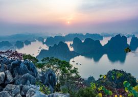 Lais Puzzle - Karstlandschaften im Meer bei Sonnenaufgang, Blick vom Berg Bai Tho in der Halong-Bucht, Vietnam, Südostasien. UNESCO-Welterbe - 1.000 Teile