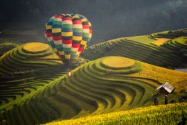 Lais Puzzle - Heißluftballon über einem Reisfeld in Mu cang chai, Vietnam - 2.000 Teile