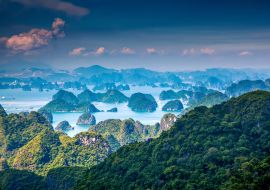Lais Puzzle - Blick über die Ha Long-Bucht von der Insel Cat Ba aus, im Hintergrund die Stadt Ha Long, UNESCO-Welterbe, Vietnam - 1.000 Teile