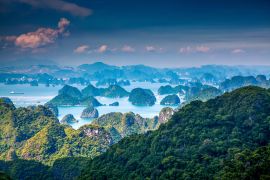 Lais Puzzle - Blick über die Ha Long-Bucht von der Insel Cat Ba aus, im Hintergrund die Stadt Ha Long, UNESCO-Welterbe, Vietnam - 2.000 Teile