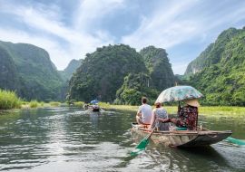 Lais Puzzle - Flussabwärts im Gebirgstal auf einem Boot mit vietnamesischen Fußpaddlern - 1.000 Teile