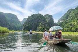 Lais Puzzle - Flussabwärts im Gebirgstal auf einem Boot mit vietnamesischen Fußpaddlern - 2.000 Teile