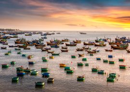 Lais Puzzle - Traditionelles vietnamesisches Boot in Form eines Korbes im Fischerhafen eines Fischerdorfes bei Sonnenuntergang, Binh Thuan, Vietnam. Landschaft. Beliebtes Wahrzeichen, berühmtes Reiseziel in Vietnam - 1.000 Teile