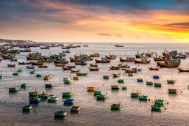 Lais Puzzle - Traditionelles vietnamesisches Boot in Form eines Korbes im Fischerhafen eines Fischerdorfes bei Sonnenuntergang, Binh Thuan, Vietnam. Landschaft. Beliebtes Wahrzeichen, berühmtes Reiseziel in Vietnam - 2.000 Teile