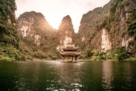 Lais Puzzle - Höhlentour mit dem Boot in Trang An Landschaft mit Karsttürmen und Pflanzen entlang des Flusses (UNESCO-Weltkulturerbe). Das ist die Halong-Bucht auf dem Festland von Vietnam. Provinz Ninh Binh, Vietnam - 2.000 Teile