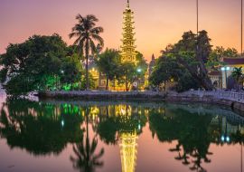 Lais Puzzle - Hanoi buddhistische Pagode auf West Lake, bunte Sonnenuntergang, beleuchtete Tempel, Wasser Reflexion. Chua Tran Quoc am Ho Tay bei Hanoi - 1.000 Teile
