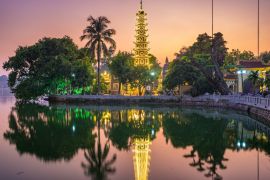 Lais Puzzle - Hanoi buddhistische Pagode auf West Lake, bunte Sonnenuntergang, beleuchtete Tempel, Wasser Reflexion. Chua Tran Quoc am Ho Tay bei Hanoi - 2.000 Teile