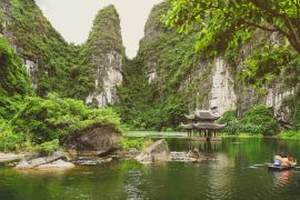 Lais Puzzle - Touristen auf einem Ruderboot im Landschaftskomplex Trang An in der Provinz Ninh Binh, Vietnam - 2.000 Teile