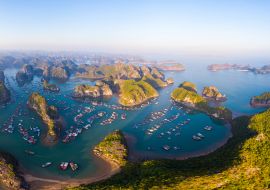 Lais Puzzle - Luftaufnahme des Sonnenuntergangs in der Bucht von Lan Ha und der Insel Cat Ba, Vietnam, einzigartige Kalksteinfelseninseln und Karstformationen im Meer, schwimmende Fischerdörfer und Fischfarmen - 1.000 Teile