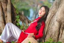 Lais Puzzle - Porträt eines vietnamesischen Mädchens im traditionellen roten Kleid - 2.000 Teile