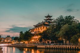 Lais Puzzle - Nächtliche Szene der Phap Hoa Pagode entlang des Nhieu Loc Kanals (Saigon Fluss) in Ho Chi Minh Stadt, Vietnam - 2.000 Teile