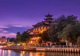 Lais Puzzle - Nächtliche Szene der Phap Hoa-Pagode entlang des Nhieu Loc-Kanals (Saigon-Fluss) in Ho-Chi-Minh-Stadt, Vietnam - 1.000 Teile