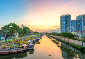 Lais Puzzle - Blumenboote voller Blumen, die bei Sonnenuntergang am Kai des Kanals geparkt sind, einem Ort, an dem zum Mondneujahrsfest ein lebhafter Blumenmarkt stattfindet, in Ho-Chi-Minh-Stadt, Vietnam - 1.000 Teile