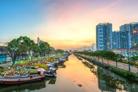 Lais Puzzle - Blumenboote voller Blumen, die bei Sonnenuntergang am Kai des Kanals geparkt sind, einem Ort, an dem zum Mondneujahrsfest ein lebhafter Blumenmarkt stattfindet, in Ho-Chi-Minh-Stadt, Vietnam - 2.000 Teile