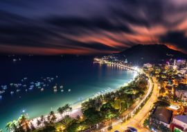 Lais Puzzle - Panoramablick auf die Küste von Vung Tau von oben, mit Wellen, Küstenlinie, Straßen, Kokospalmen und dem Berg Tao Phung in Vietnam - 1.000 Teile