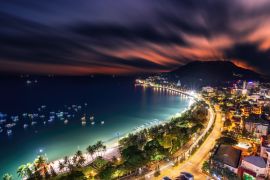 Lais Puzzle - Panoramablick auf die Küste von Vung Tau von oben, mit Wellen, Küstenlinie, Straßen, Kokospalmen und dem Berg Tao Phung in Vietnam - 2.000 Teile