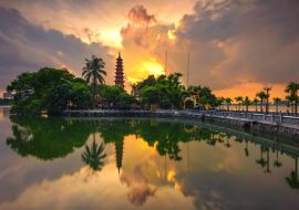 Lais Puzzle - Sonnenuntergang an der alten Tran Quoc-Pagode in Ha Noi, Vietnam - 1.000 Teile