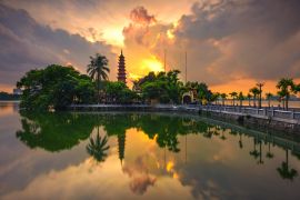 Lais Puzzle - Sonnenuntergang an der alten Tran Quoc-Pagode in Ha Noi, Vietnam - 2.000 Teile